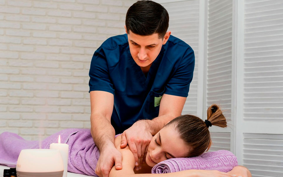 Lucas Oliveira realizando massoterapia